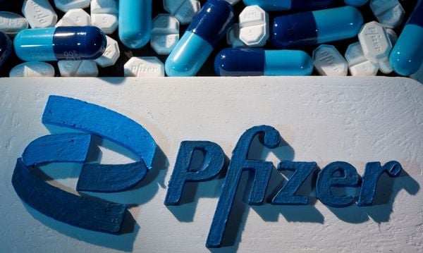 Pfizer aprova primeiro comprimido contra a covid-19, vendido com o nome de Paxlovid.
