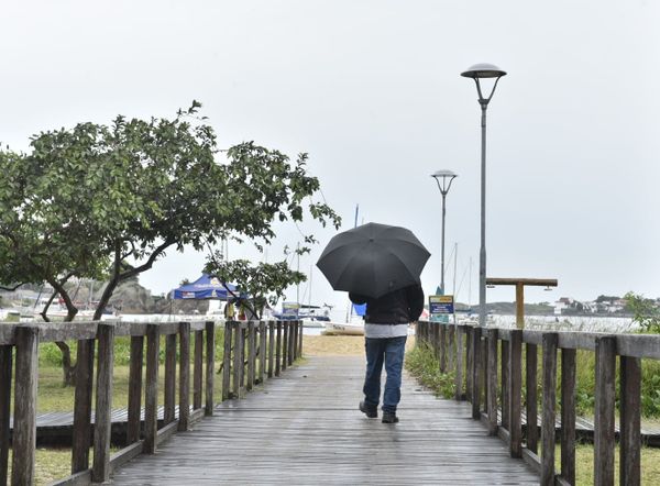 Tempo chuvoso na praia da Guarderia, em Vitória