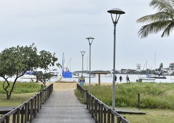 Tempo chuvoso na praia da Guarderia, em Vitória por Ricardo Medeiros