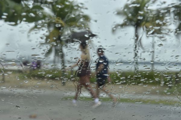Tempo chuvoso na praia da Guarderia, em Vitória por Ricardo Medeiros
