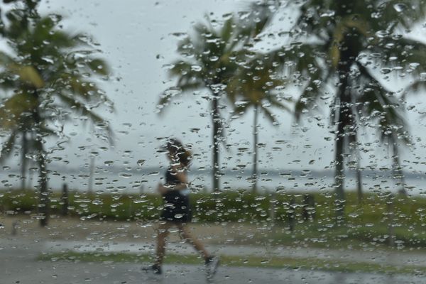 Tempo chuvoso na praia da Guarderia, em Vitória por Ricardo Medeiros