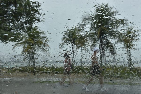 Tempo chuvoso na praia da Guarderia, em Vitória por Ricardo Medeiros