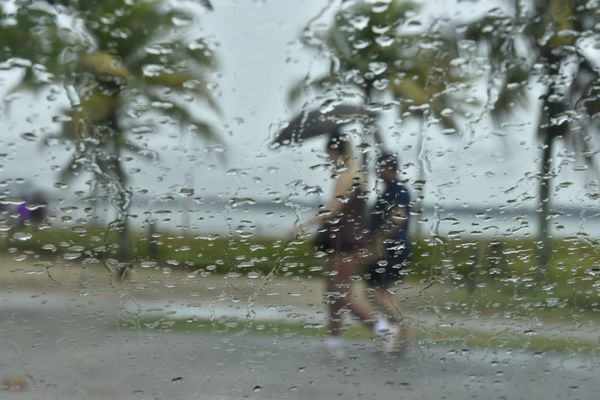 Tempo chuvoso na praia da Guarderia, em Vitória por Ricardo Medeiros