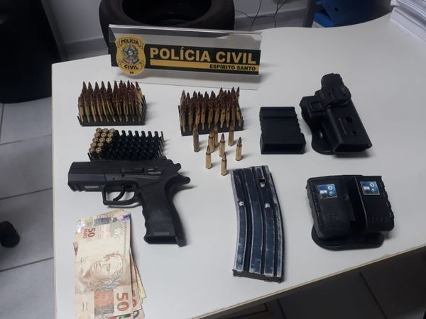 Armas, dinheiro e munição foram apreendidos durante operação em Itararé, Vitória