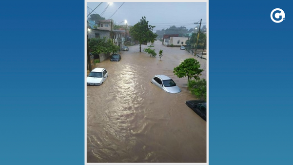 Carros estacionados atingidos pela água