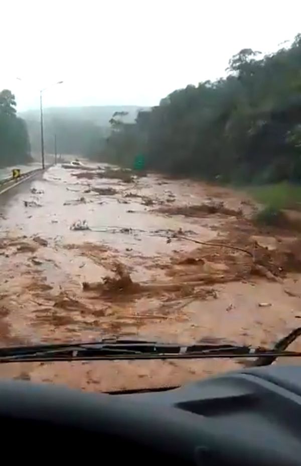 Transbordamento de uma barragem em Nova Lima, na região de Belo Horizonte