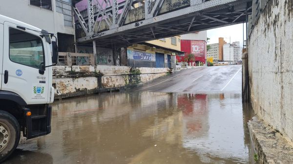 Avenida Beira Rio tem trânsito fechado devido a transbordamento de rio em Cachoeiro