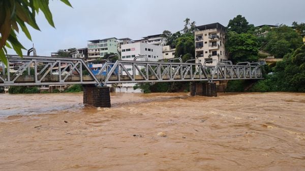 Avenida Beira Rio tem trânsito fechado devido a transbordamento de rio em Cachoeiro