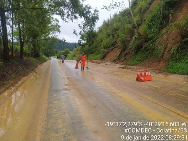 Deslizamento ocorrido na BR 259, km 40, em Colatina. por Defesa Civil de Colatina