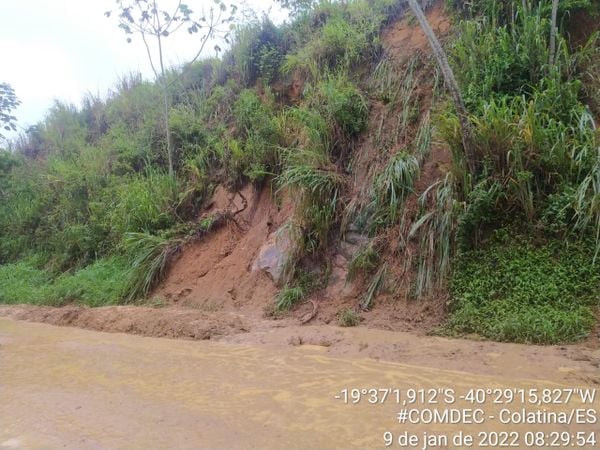 Deslizamento ocorrido na BR 259, km 40, em Colatina. por Defesa Civil de Colatina