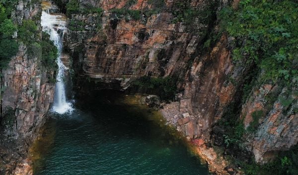 Local onde rocha se desprendeu do lado direito da cachoeira em cânion na represa de Furnas, matando ao menos 8 pessoas em Capitólio