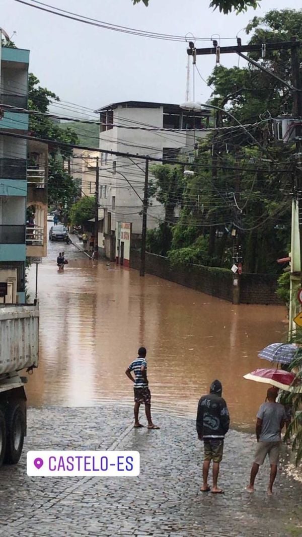 Ruas ficam alagadas em Castelo, após chuva. por Leitor | A Gazeta