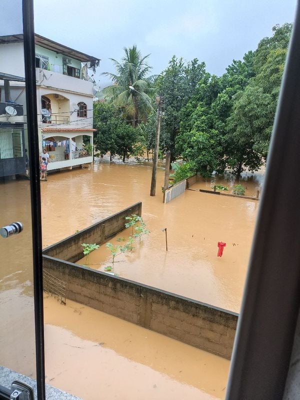 Ruas ficam alagadas em Castelo, após chuva. por Leitor | A Gazeta