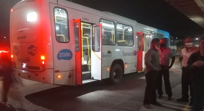 A mulher, de 45 anos, atravessava a pé a área de saída do Terminal de Carapina quando foi atropelada por um ônibus da linha 505