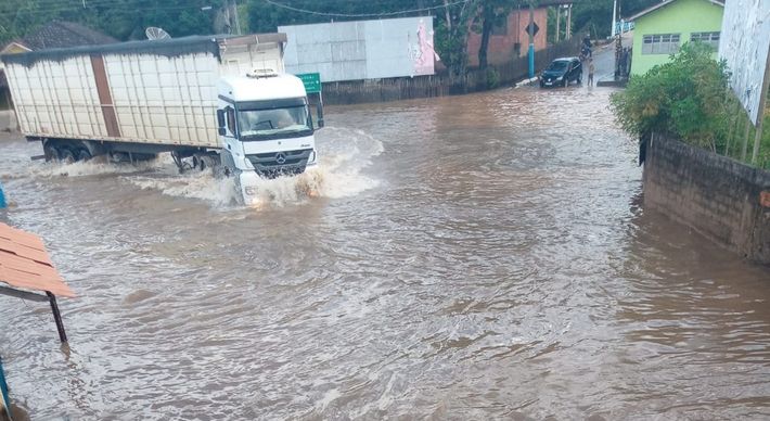 Após chuva, Rio Itabapoana transbordou e causou prejuízos em Bom Jesus do Norte e em Mimoso do Sul. Nas duas cidades, 706 pessoas tiveram que sair de casa
