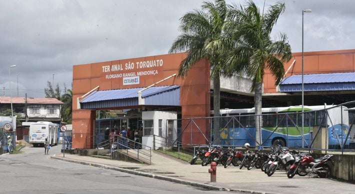 Caso ocorreu no Terminal São Torquato, em Vila Velha, na manhã desta segunda-feira (10). O passageiro havia se sentido mal em um coletivo, mas ao ser identificado, descobriu-se um mandado em aberto e ele fugiu