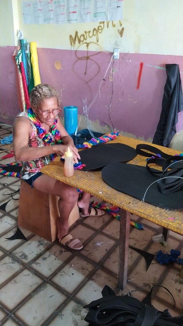 Funcionários trabalham na confecção de fantasias da escola de samba Andaraí: carnaval 2022 ganhando forma