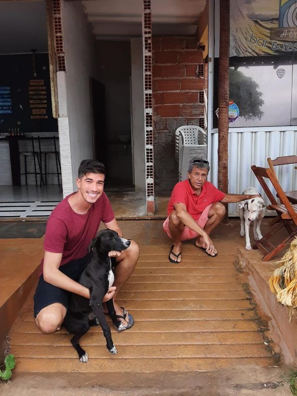 João Ighor Nunes Guidolini, proprietário do Restaurante A Onda, na Praia D'ulé, e Mestre, que sempre ajuda a cuidar dos animais abandonados na praia, como esses dois cães