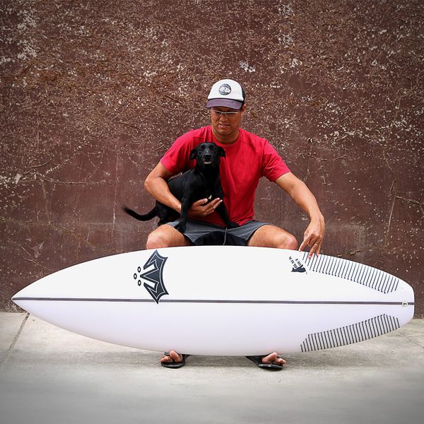 O surfista e empreendedor Antônio Reis, que fabricou uma prancha de surfe em homenagem ao seu cachorro regsatado Black