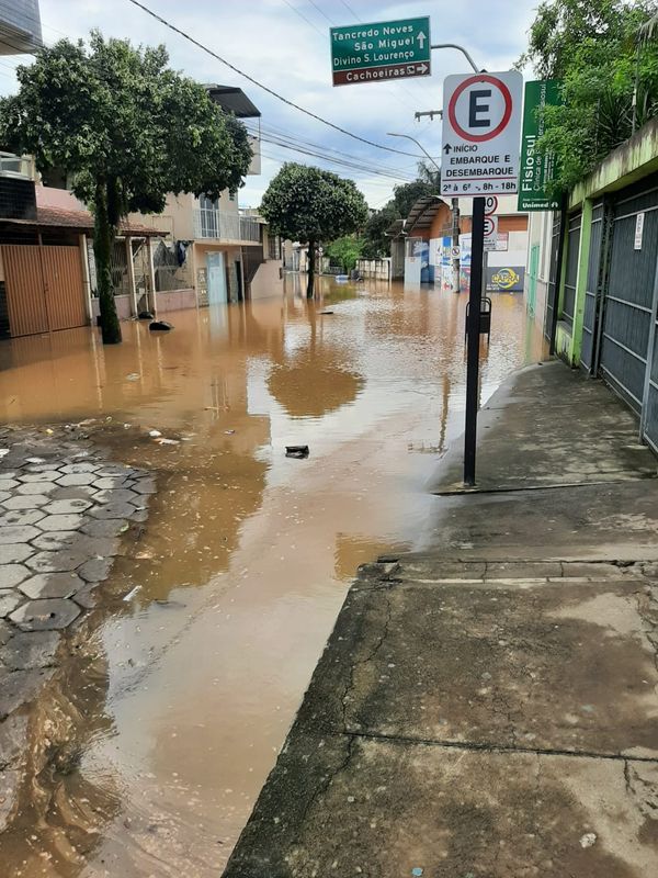 Ruas do centro de Guaçuí amanhecem alagadas