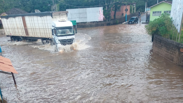 Ruas ficam alagadas após rio transbordar em Bom Jesus do Norte e Mimoso do Sul 