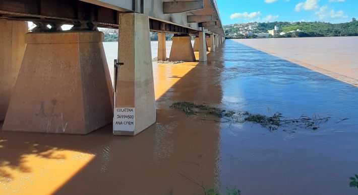 De acordo com o comunicado da Defesa Civil, pelo menos outras cinco áreas em Colatina tem a cota de inundação de 7,10 metros. Os alagamentos já deixaram quatro famílias e um idoso desalojados