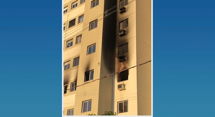 O incêndio atingiu o quarto andar de um dos blocos do condomínio Vista de Manguinhos na noite de segunda (10); segundo a Defesa Civil, não houve grande danos estruturais
