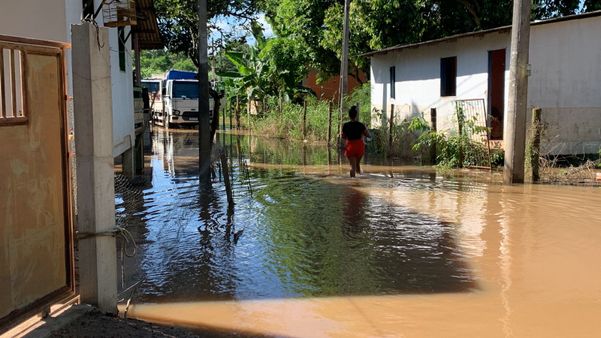 Bairro Olaria, próximo do Rio Doce, em Linhares, sofre com alagamento