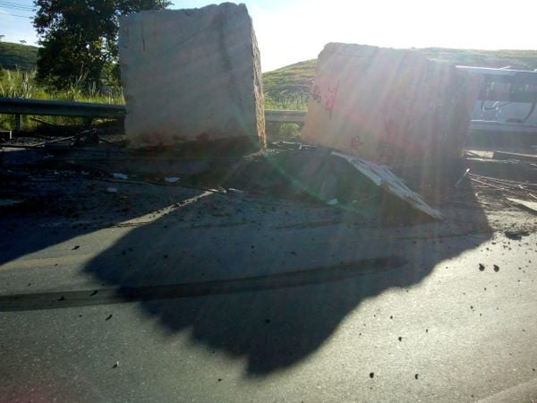 Carreta tomba em rodovia de Barra de São Francisco por Leitor | A Gazeta