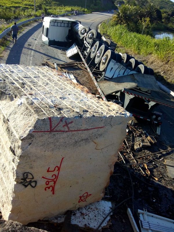 Carreta tomba em rodovia de Barra de São Francisco por Leitor | A Gazeta