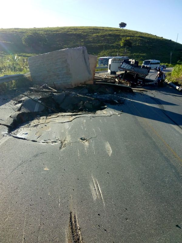 Carreta tomba em rodovia de Barra de São Francisco por Leitor | A Gazeta