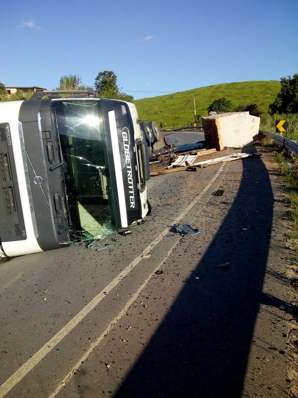 Carreta tomba em rodovia de Barra de São Francisco por Leitor | A Gazeta