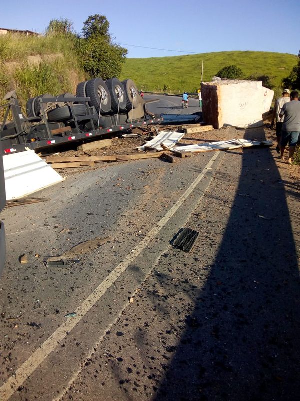 Carreta tomba em rodovia de Barra de São Francisco por Leitor | A Gazeta