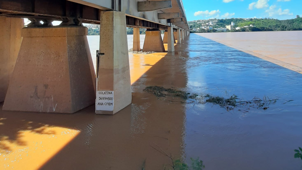 Em Colatina, nível do Rio Doce já ultrapassa cota de inundação.