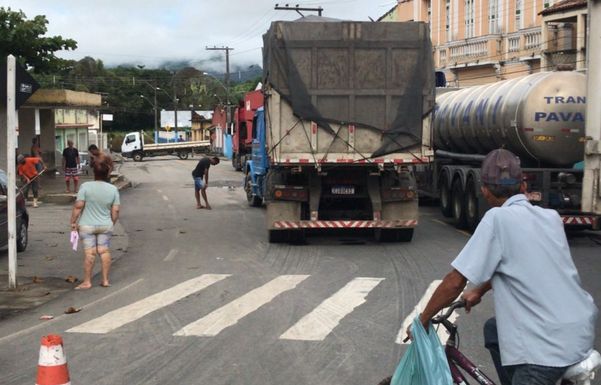 Trânsito para veículos pesados em distrito de Mimoso do Sul é bloqueado