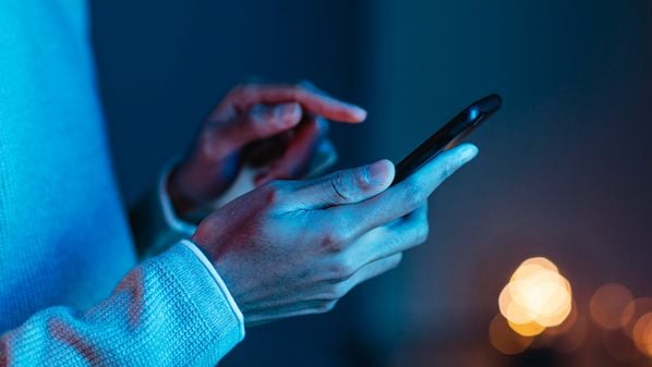 Criminosos se passam por advogados, utilizam clonagem de voz e acessam dados de processos para aplicar fraudes; OAB-ES orienta como se proteger