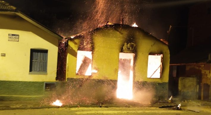 Casa abandonada foi tomada pelas chamas na noite desta terça-feira (12) no bairro São Vicente de Paula