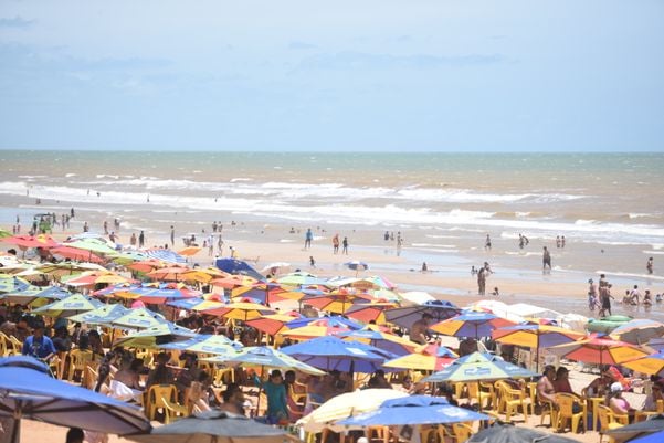 A praia de Guriri, em São Mateus, é uma das mais agitadas do litoral norte do ES