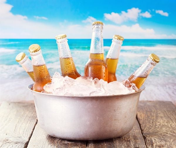 Cervejas para beber no verão / Garrafas de cerveja na praia