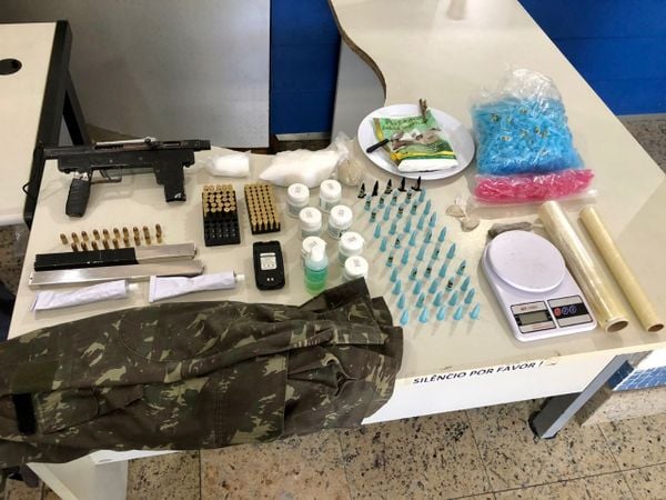 Foto mostra material apreendido após uma denúncia anônima informar sobre uma residência usada por traficantes no Forte São João
