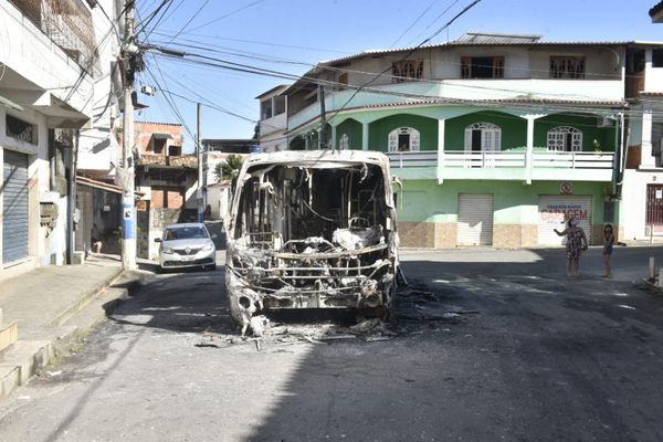 Ônibus foi incendiado após morte de homem de 29 anos durante confronto com a PM em Cariacica por Ricardo Medeiros