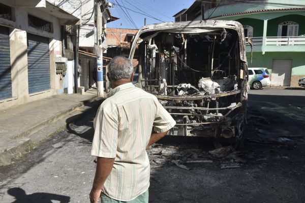 Ônibus foi incendiado após morte de homem de 29 anos durante confronto com a PM em Cariacica por Ricardo Medeiros