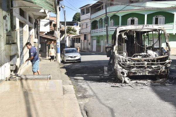 Ônibus foi incendiado após morte de homem de 29 anos durante confronto com a PM em Cariacica por Ricardo Medeiros