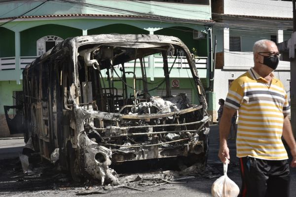 Ônibus foi incendiado após morte de homem de 29 anos durante confronto com a PM em Cariacica por Ricardo Medeiros