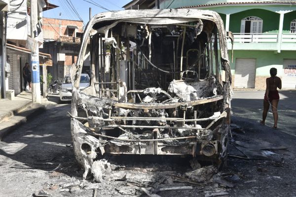Ônibus foi incendiado após morte de homem de 29 anos durante confronto com a PM em Cariacica por Ricardo Medeiros