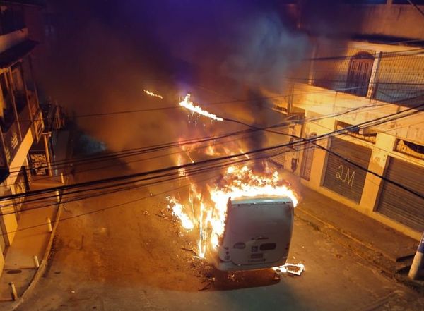 Ônibus foi incendiado depois de morte de homem de 29 anos durante confronto com a polícia