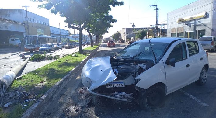 Segundo um morador da região, o motorista saiu andando do carro e foi atendido por uma ambulância do Samu; trânsito no trecho funciona em uma pista