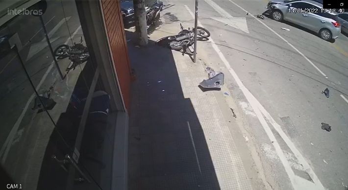 Em um vídeo registrado pela câmera de monitoramento do local é possível ver o momento exato da colisão entre um carro e uma moto