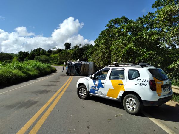 A Polícia Militar permaneceu no local do acidente para evitar o saque da carga.