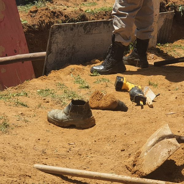Botas de um dos trabalhadores que foram soterrados em uma obra do Sanear.